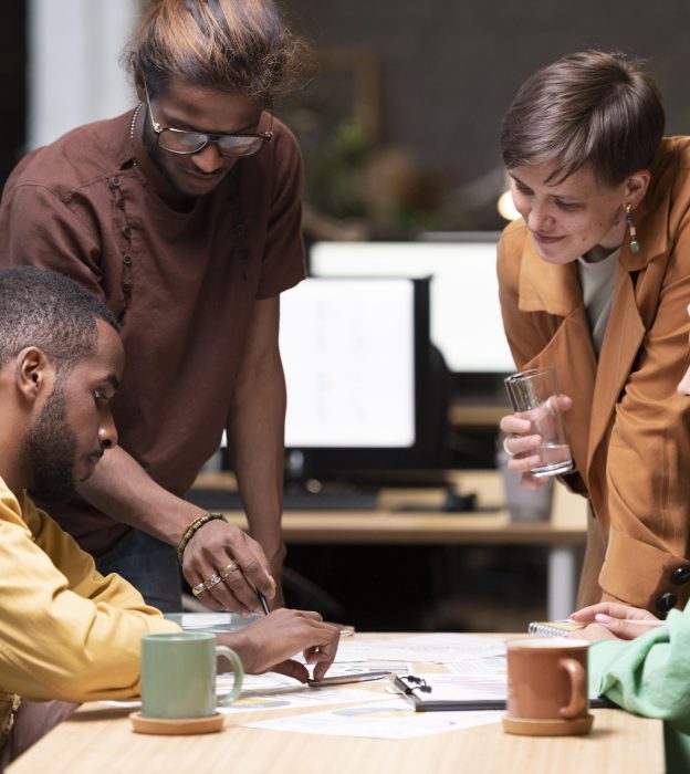 medium-shot-colleagues-in-meeting